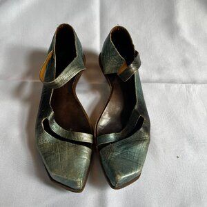 Cydwoq low heels in metallic blue/grey